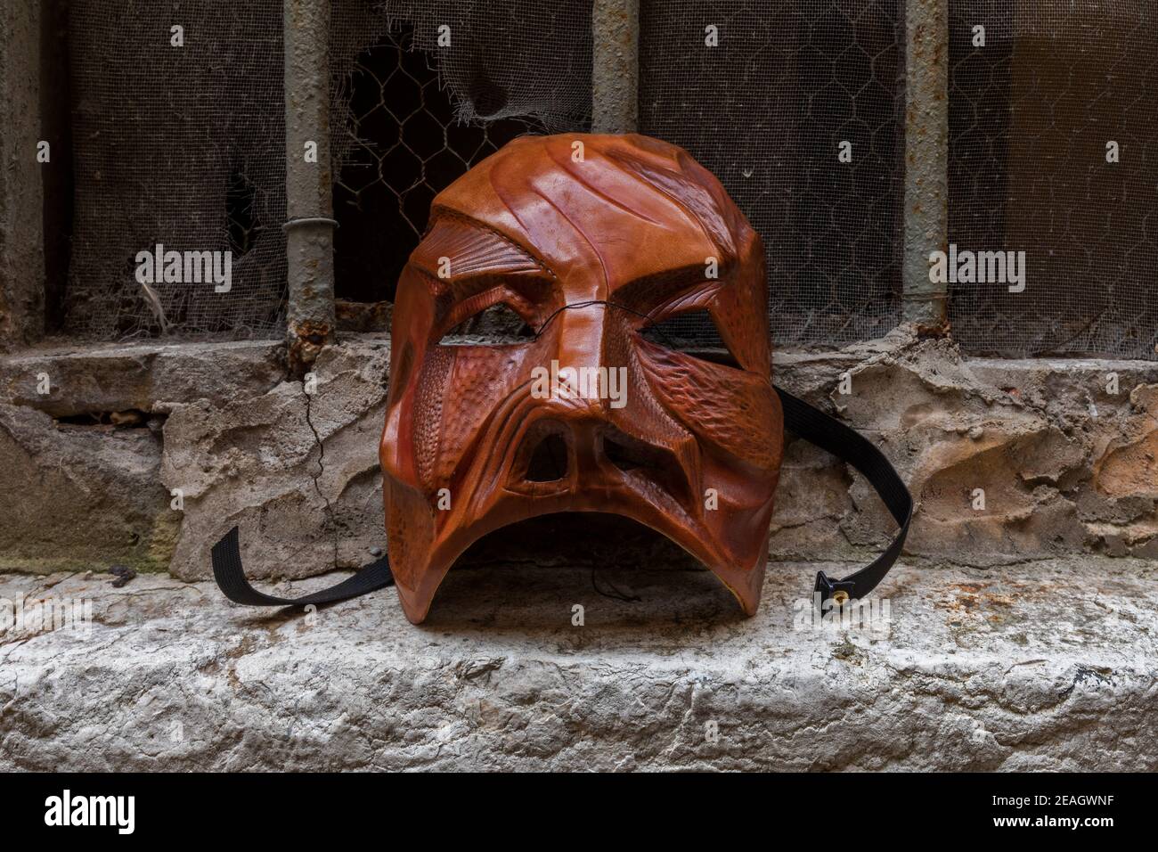 Masque de théâtre en cuir fabriqué par l'artiste Carlo Setti de Venise. Le masque présente un guerrier en pierre élémentaire avec un visage robuste et marqué. Banque D'Images