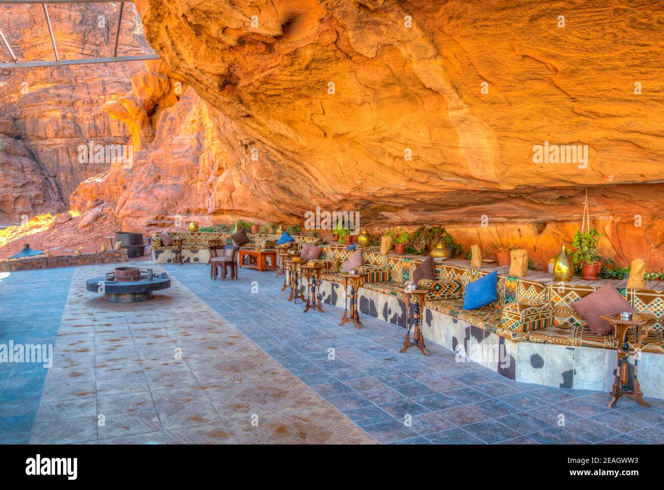 Restaurant sous une falaise dans un luxueux camp à Wadi Rum, Jordanie Banque D'Images