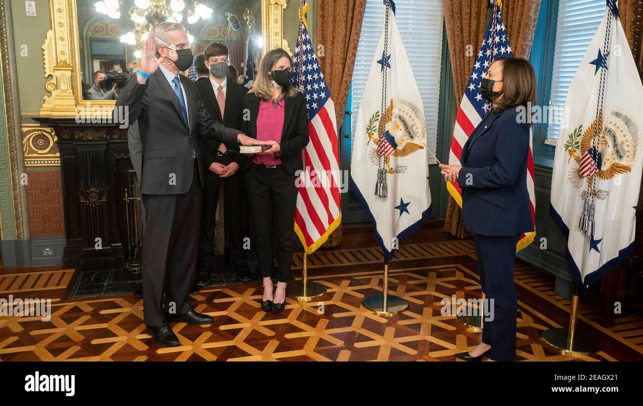 Washington, États-Unis d'Amérique. 09e février 2021. Le vice-président américain Kamala Harris, à droite, interprète un serment de cérémonie de Denis McDonough comme secrétaire des anciens combattants, comme son épouse Kari McDonough détient une Bible, dans l'immeuble Eisenhower Executive Office à la Maison Blanche le 9 février 2021 à Washington, DC. Credit: Planetpix/Alamy Live News Banque D'Images