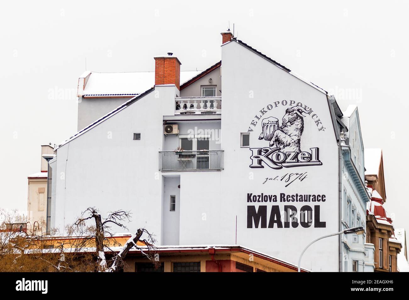 Velkopovický Kozel, publicité pour la bière Kozel peinte sur la façade d'un immeuble d'appartements à Prague Smichov le 10 février 2021 à Prague, cz Banque D'Images