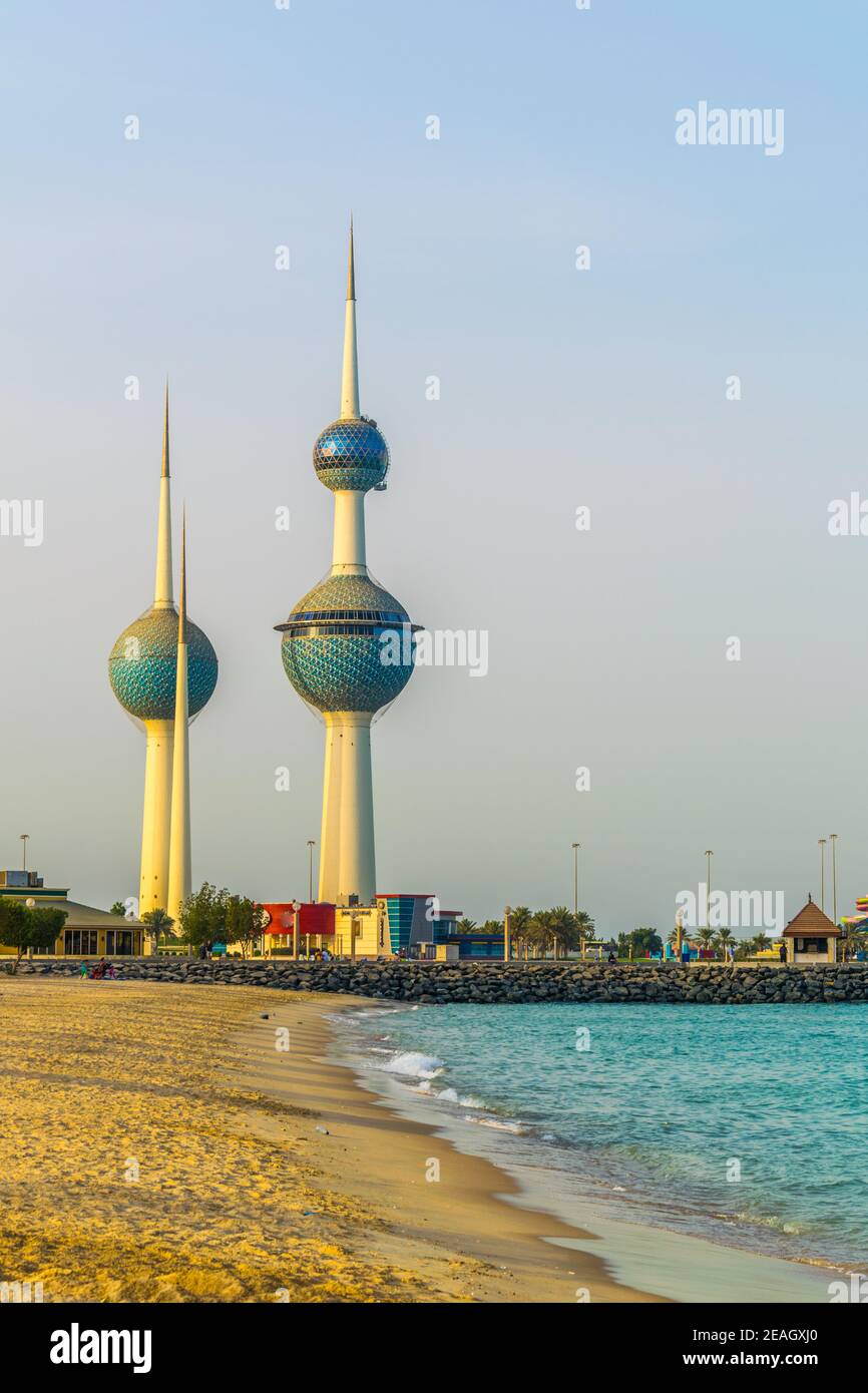 Vue sur les tours du Koweït - le monument le plus connu De Koweït City - d'une plage Banque D'Images