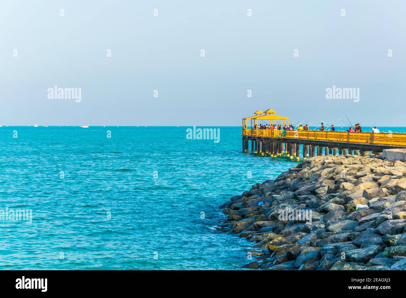Vue sur un quai pénétrant dans la mer au Koweït Banque D'Images