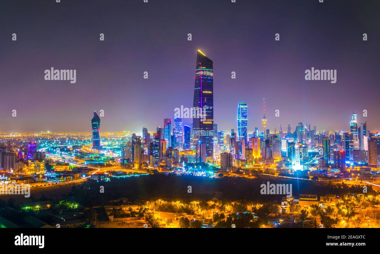 Vue aérienne nocturne du centre-ville du Koweït dominée par la tour de libération. Banque D'Images