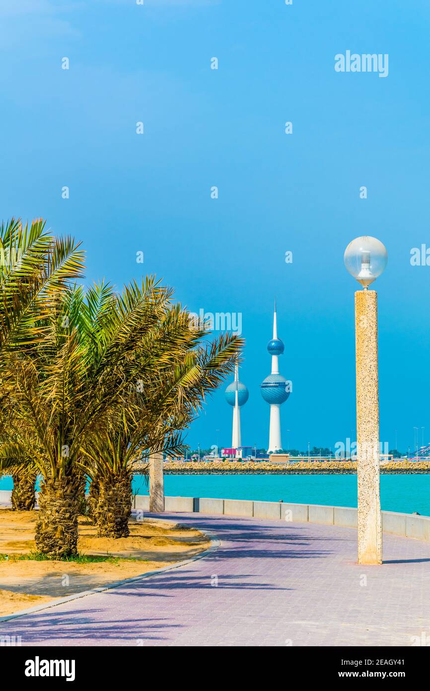 Vue sur les tours du Koweït - le monument le plus connu De la ville de Koweït - par un verger Banque D'Images