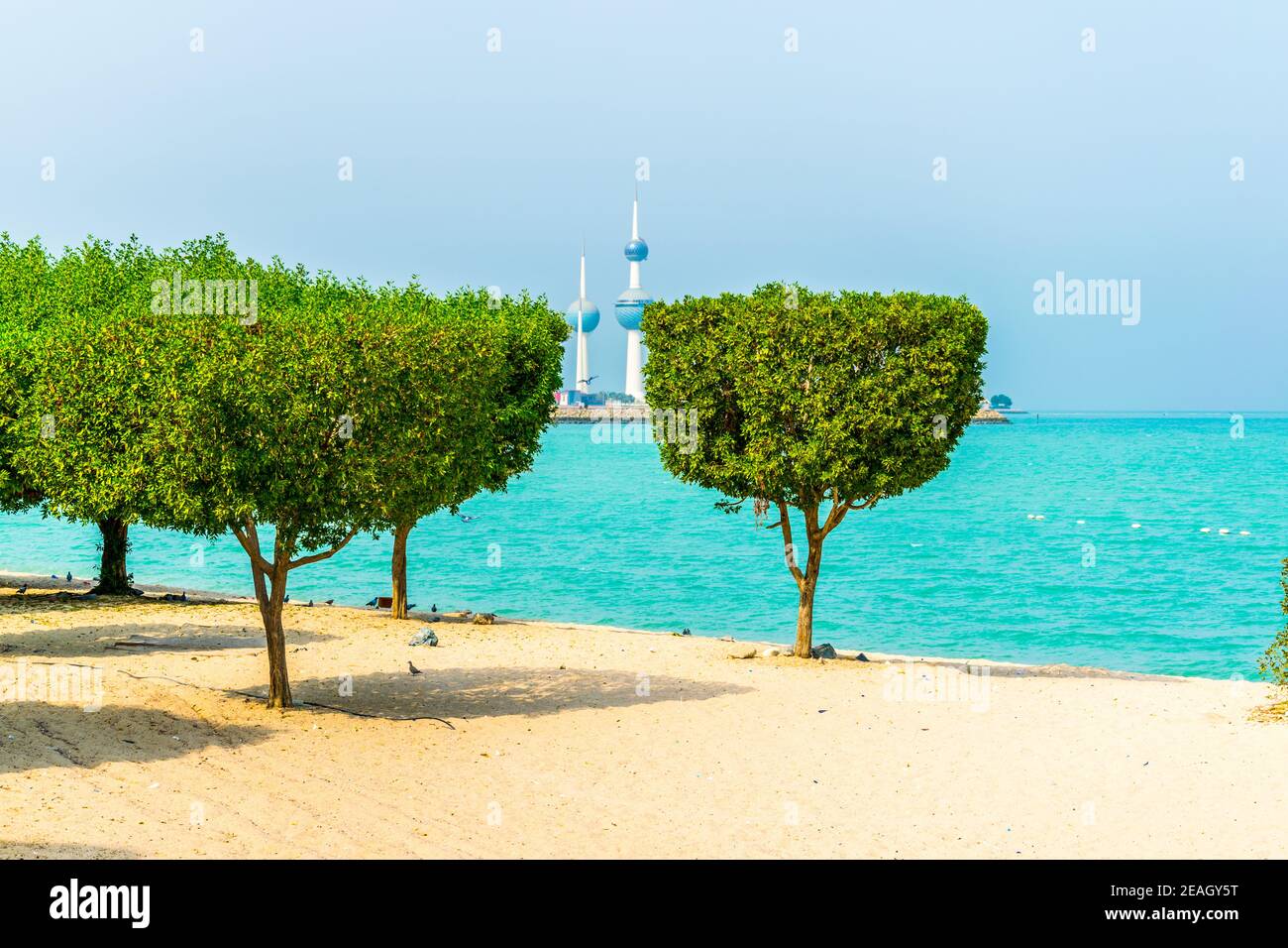 Vue sur les tours du Koweït - le monument le plus connu De la ville de Koweït - par un verger Banque D'Images