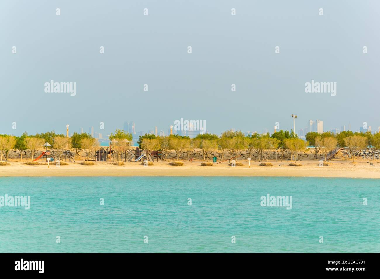 Vue sur une plage sur le parc de Green Island construit sur des terres récupérées au Koweït. Banque D'Images