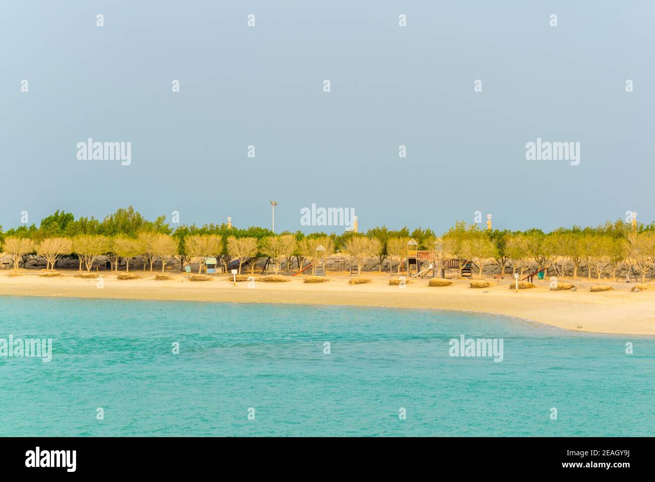 Vue sur une plage sur le parc de Green Island construit sur des terres récupérées au Koweït. Banque D'Images