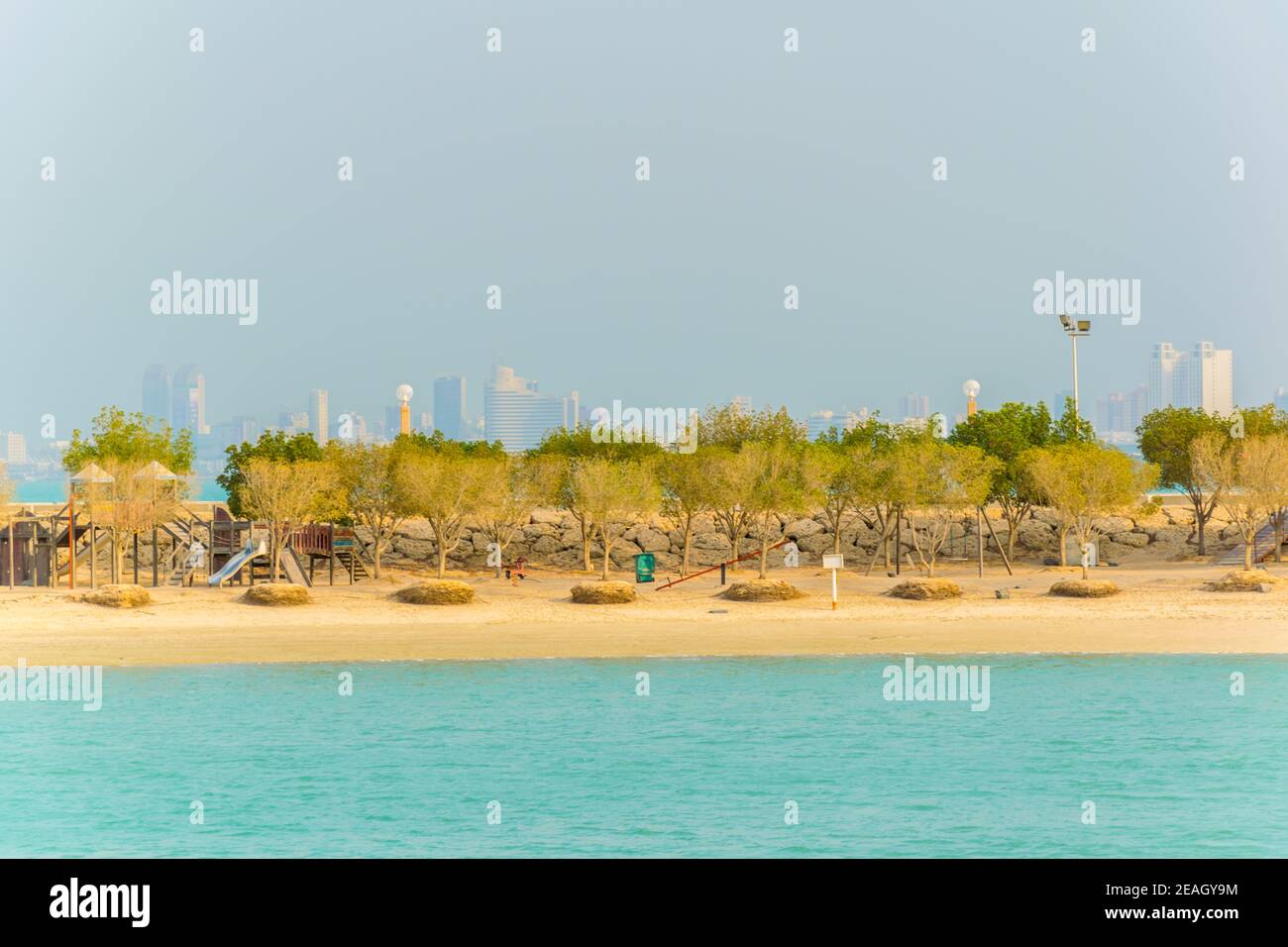 Vue sur une plage sur le parc de Green Island construit sur des terres récupérées au Koweït. Banque D'Images