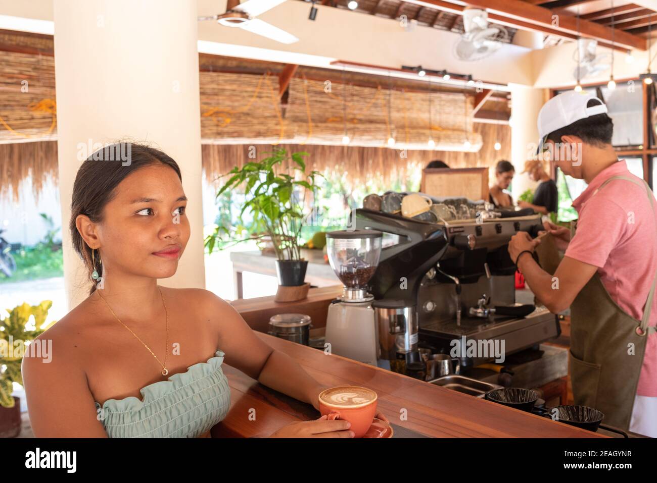 Jeune fille asiatique avoir un café boire un café Latte Cappuccino dans un café Barista Coffee machine Bright Mor Banque D'Images