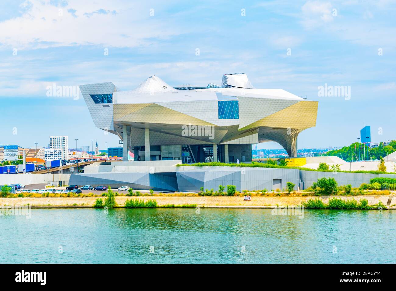 Le Musée des Confluences est un musée de la science et de l'anthropologie situé au confluent de la Saône et du Rhône à Lyon, en France Banque D'Images