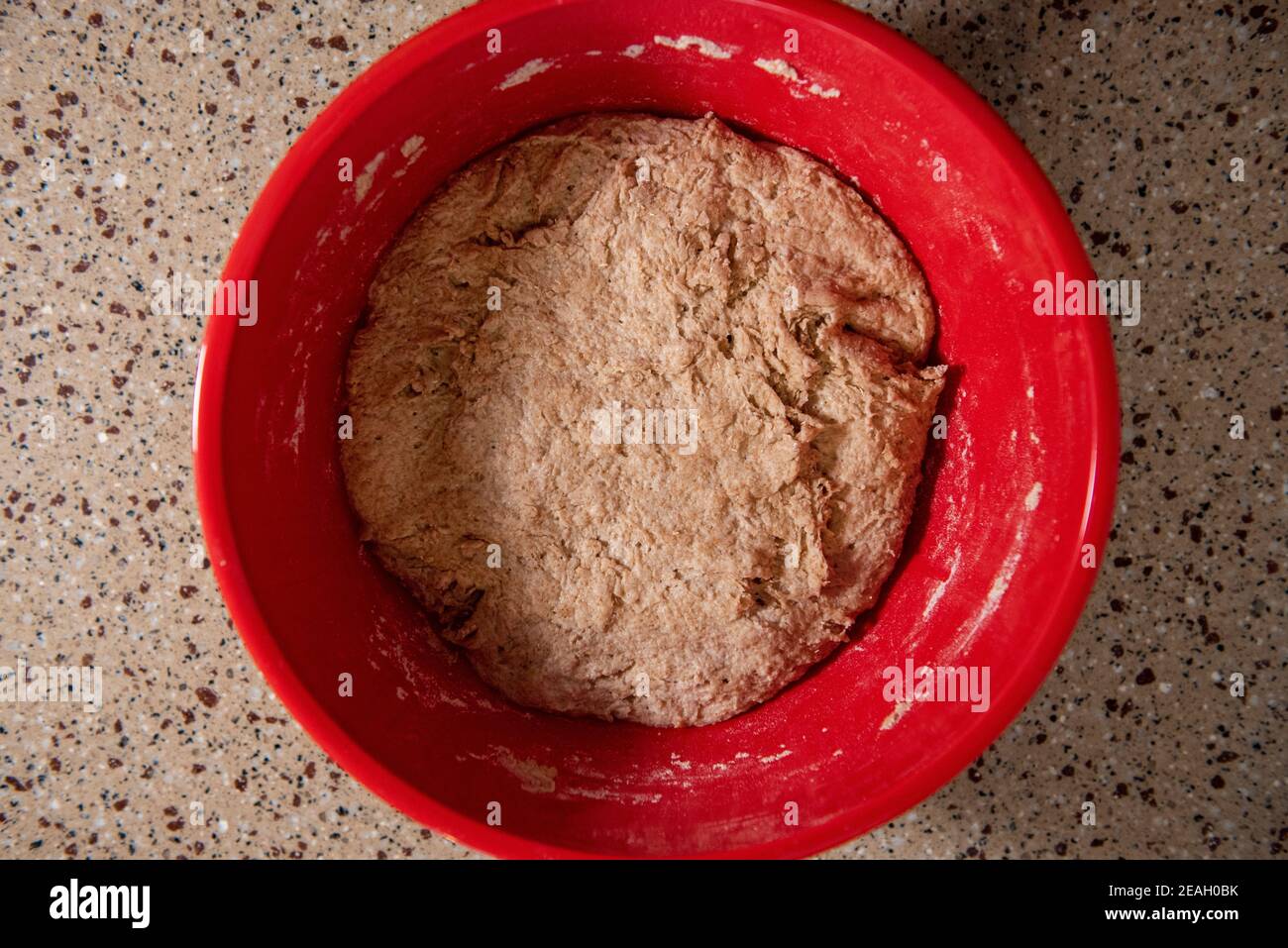Une boule de pâte à pain dans un saladier rouge découvert après quelques  heures de lever. Série étape par étape pour faire du pain maison. Cadre 7 de  13 Photo Stock - Alamy