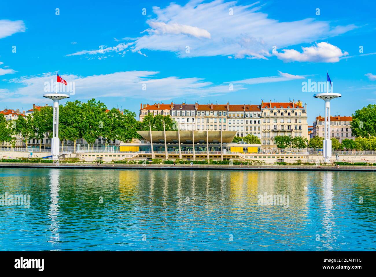 Mâts de géant sur une piscine publique sur les bords de la rivière du Rhône à Lyon, France Banque D'Images