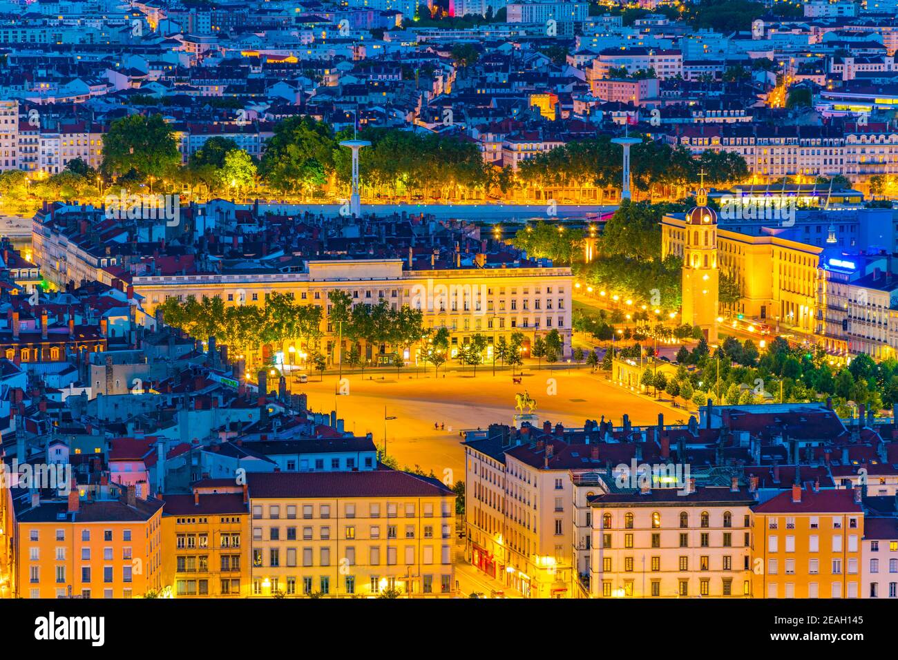 Vue aérienne de nuit de la place Bellecour à Lyon, France Banque D'Images