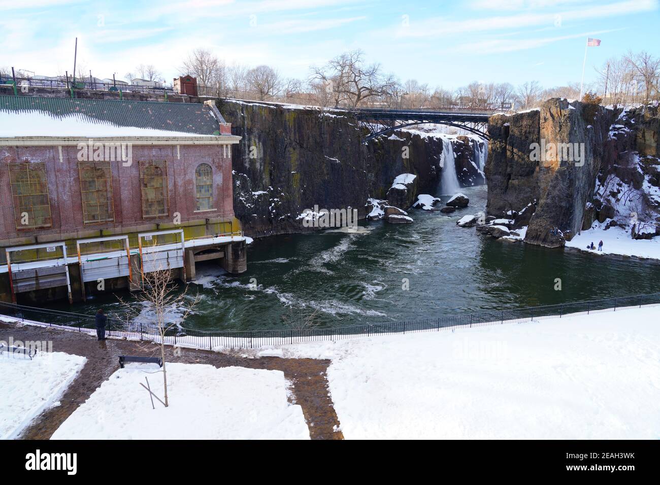 PATERSON, NJ -6 FEB 2021 - vue d'hiver sur les grandes chutes de la rivière Passaic, qui fait partie du parc historique national de Paterson Great Falls, dans le New Jersey Banque D'Images