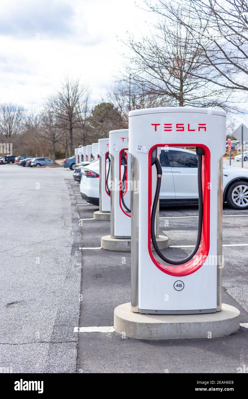 Buford, États-Unis - 17 janvier 2021 : station de charge électrique pour les véhicules Tesla Banque D'Images