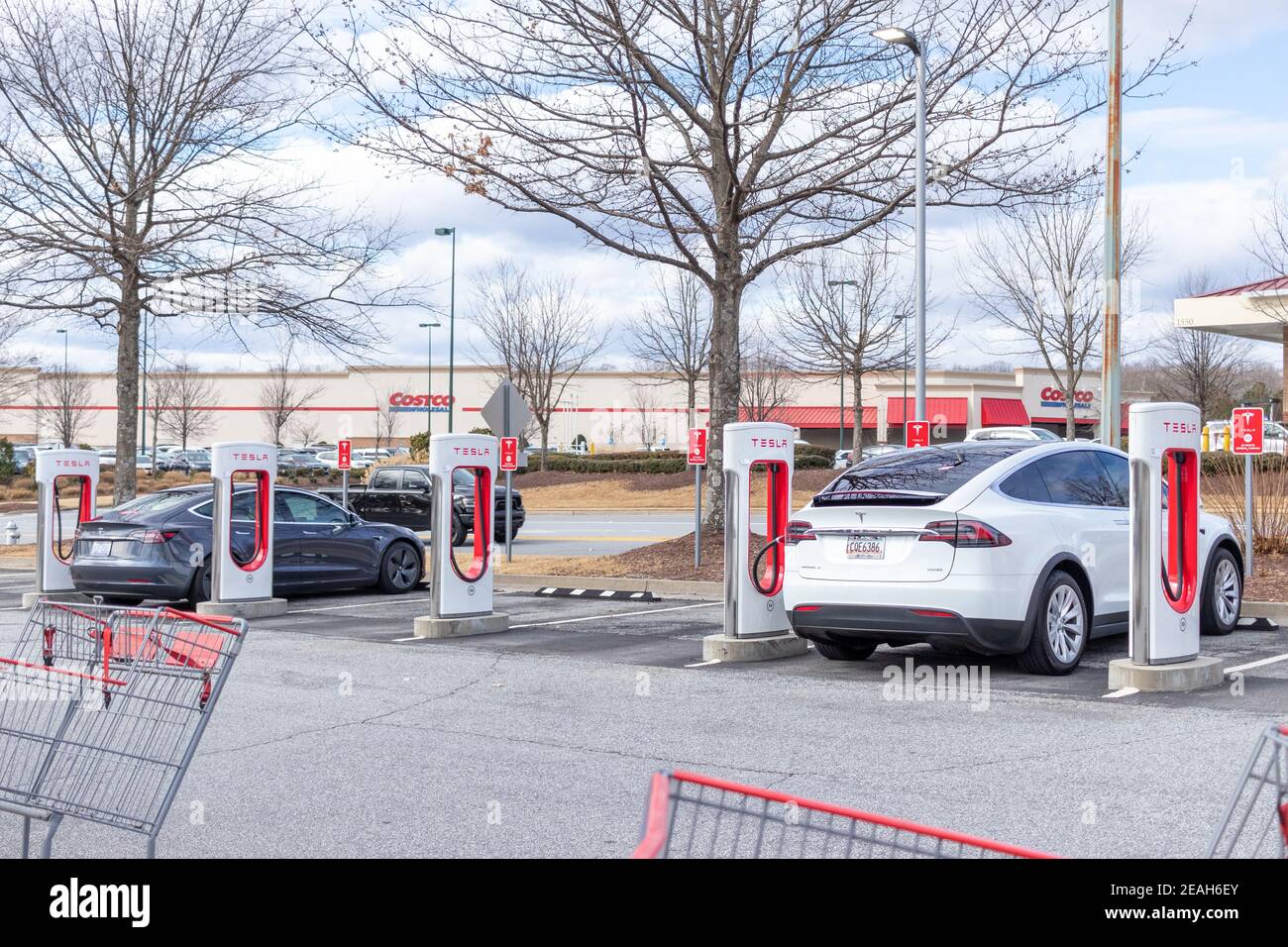Buford, États-Unis - 17 janvier 2021 : station de charge électrique pour les véhicules Tesla Banque D'Images