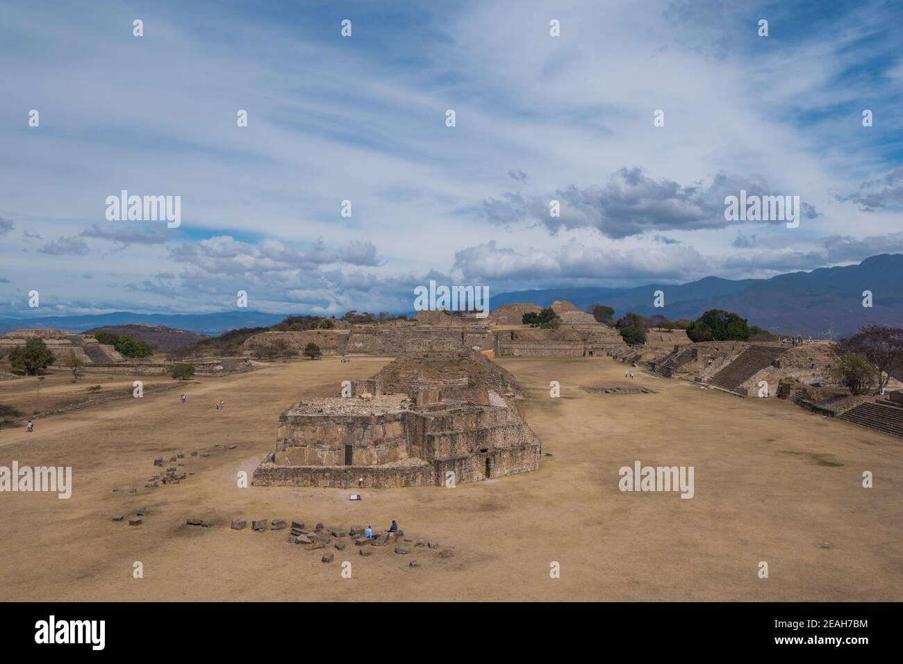 Site archéologique de Monte Albán, ancienne capitale Zapotec et site classé au patrimoine mondial de l'UNESCO, sur une chaîne montagneuse près de la ville d'Oaxaca, Oaxaca, Mexique. Banque D'Images