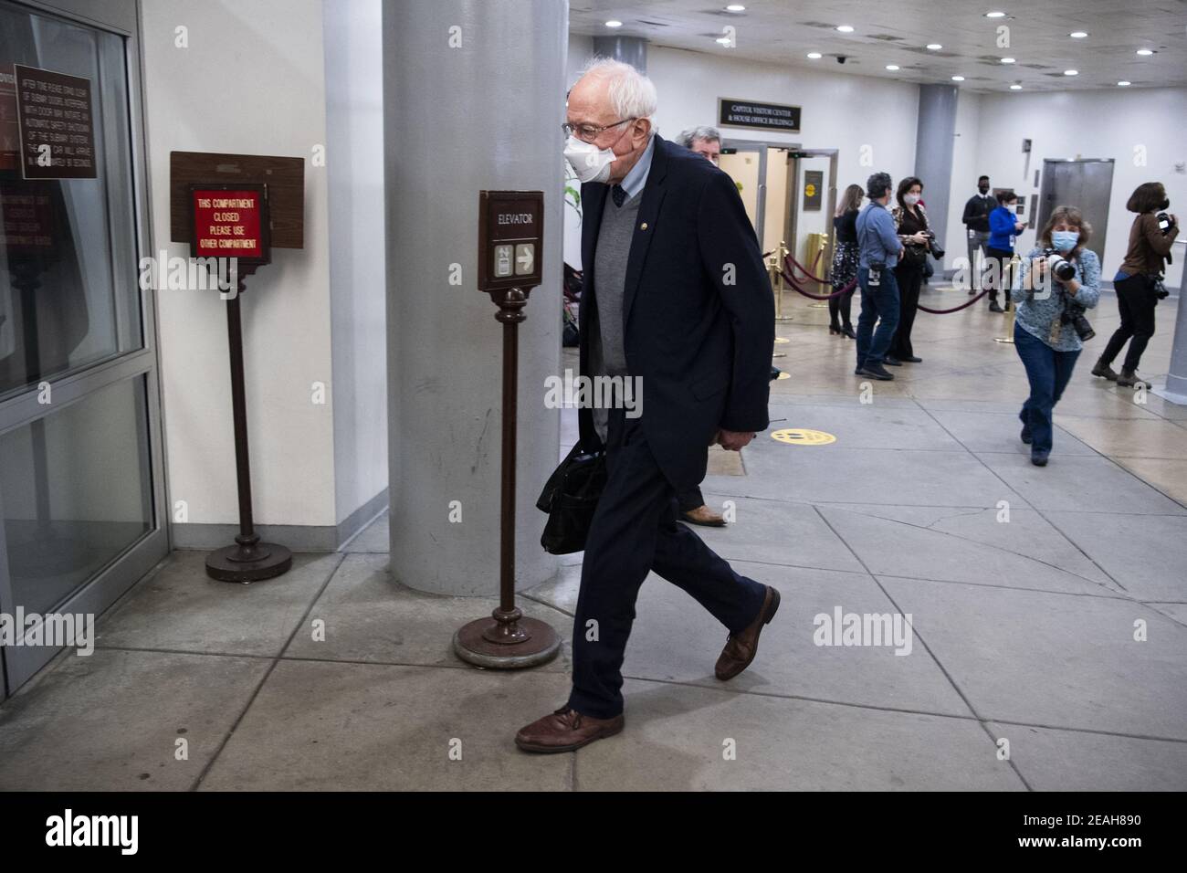 ÉTATS-UNIS - 9 FÉVRIER : le sénateur Bernie Sanders, I-V., est vu dans le métro du sénat après le premier jour du procès de destitution de l'ancien président Donald Trump au Capitole, le mardi 9 février 2021. (Photo de Tom Williams/CQ Roll Call/POOL) Banque D'Images
