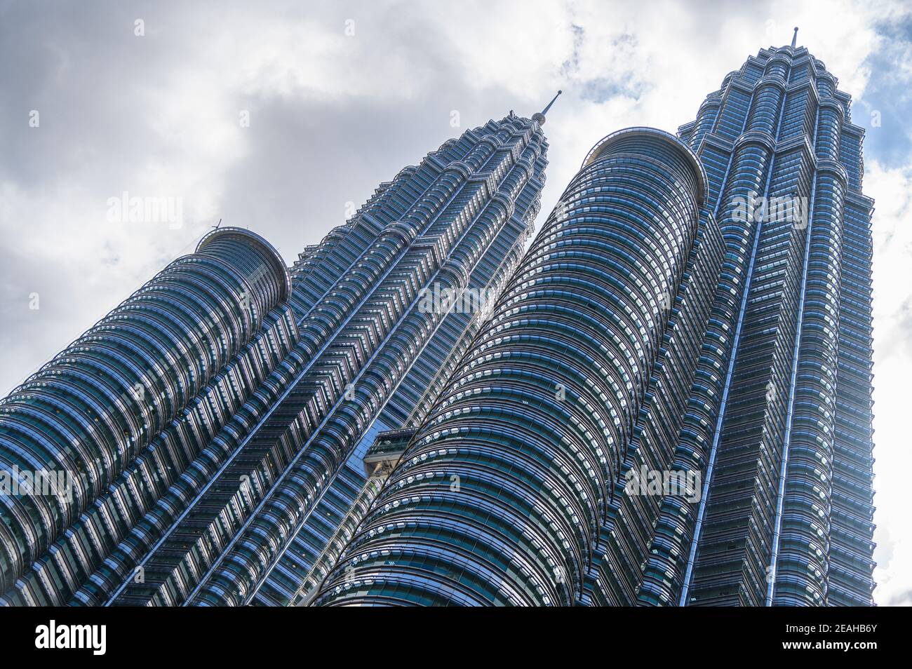 Vue sur les tours jumelles Petronas depuis le sol Banque D'Images