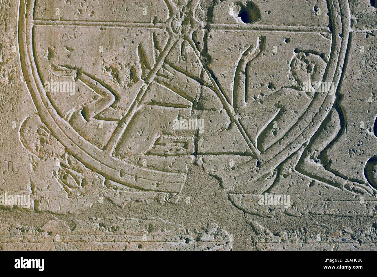 Hittites ennemis écrasés à mort sous les roues du char de Pharaon Ramsès II. Bataille de Kadesh. Deuxième pylône du temple de Ramesseum, Louxor, Egyp Banque D'Images