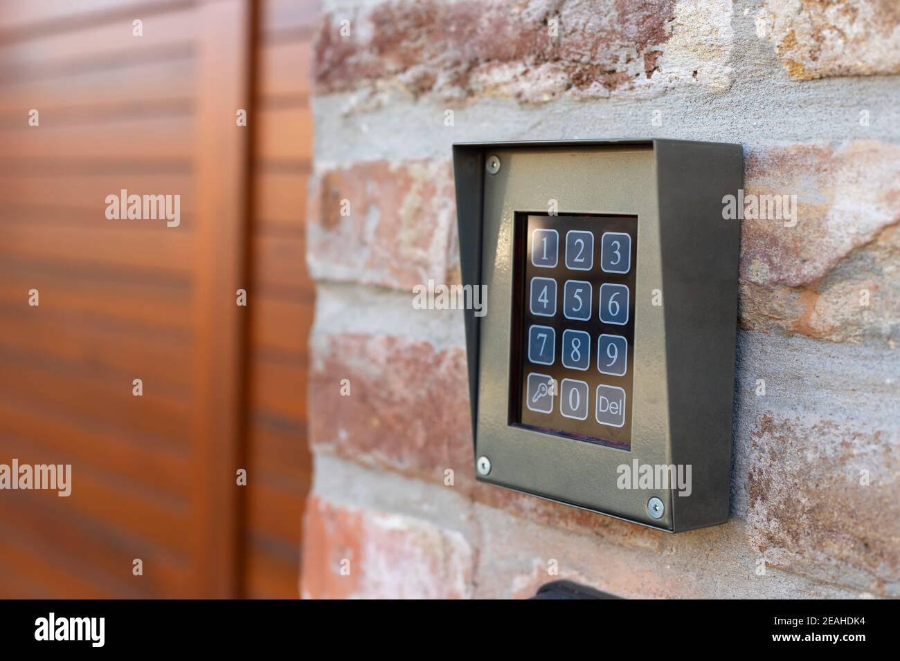 Entrée de porte avec une cloche de porte moderne sur le mur Photo Stock -  Alamy
