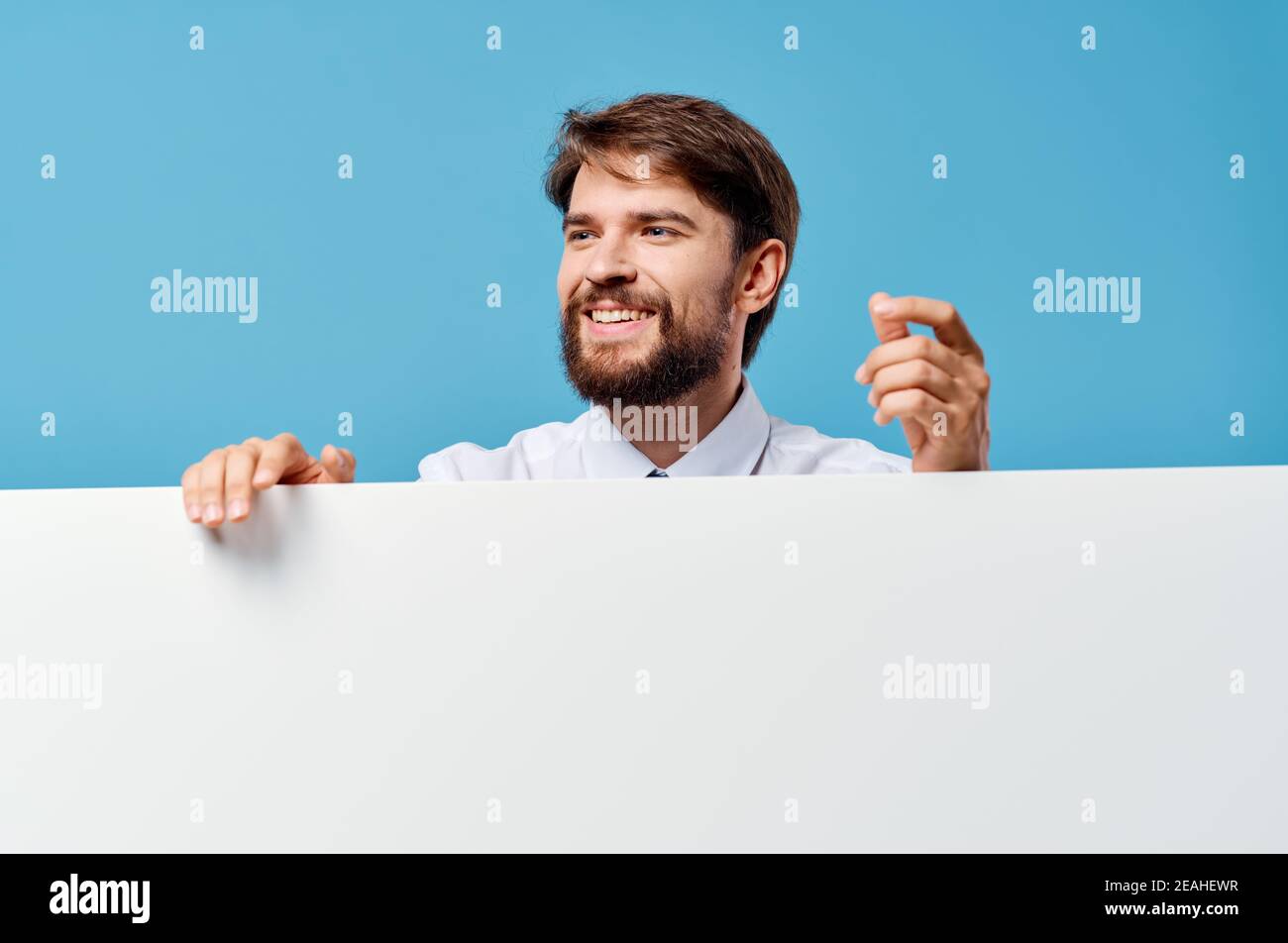 homme en chemise avec cravate présentation publicité fond bleu officiel  Photo Stock - Alamy