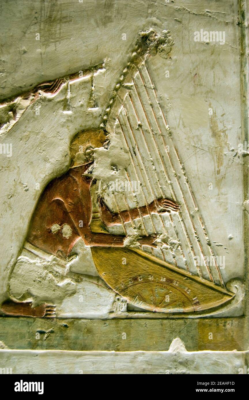 Ancienne tombe égyptienne peinture d'une harpest en train de jouer de la musique. Mur du tombeau souterrain de Benia, rive ouest du Nil, Louxor, Égypte. Banque D'Images