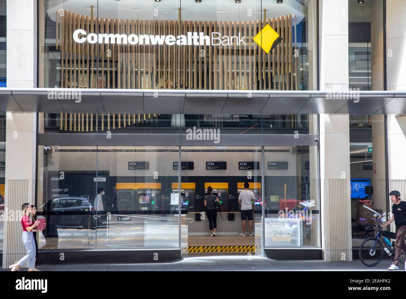 Succursale de Commonwealth bsnk à Sydney, clients utilisant des distributeurs automatiques de billets, Sydney, Australie Banque D'Images