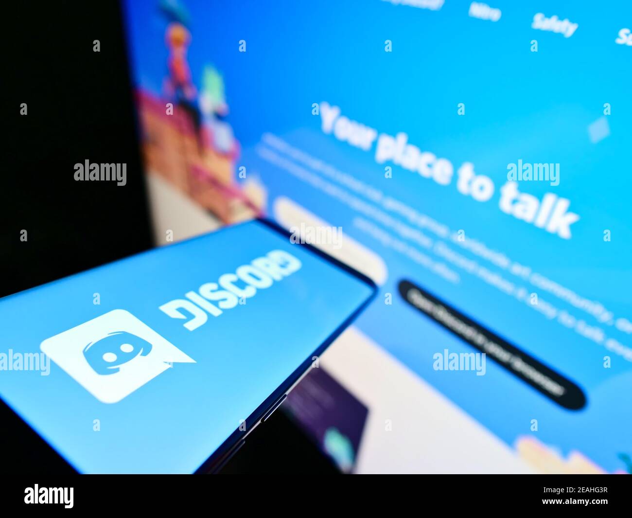 Téléphone portable avec logo de la société américaine de développement de plate-forme de communication Discord Inc. Sur écran devant le site Web. Mise au point à gauche de l'écran du téléphone mobile. Banque D'Images