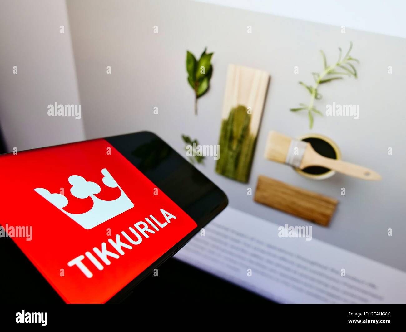 Smartphone avec logo d'entreprise du fabricant de peinture finlandais Tikkurila Oyj sur écran devant le site Web de l'entreprise. Concentrez-vous sur le centre de l'écran du téléphone. Banque D'Images