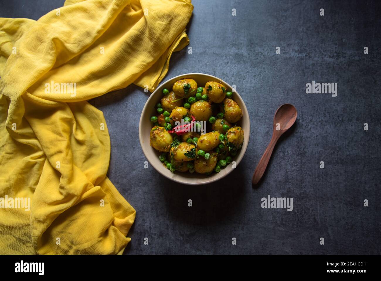 Vue de dessus de l'aloo de dum indien ou des pommes de terre cuites au feu lent dans un bol. Banque D'Images