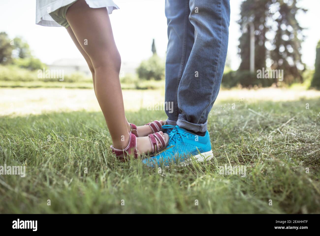 Gros plan des pieds des enfants debout sur les pieds des pads Banque D'Images