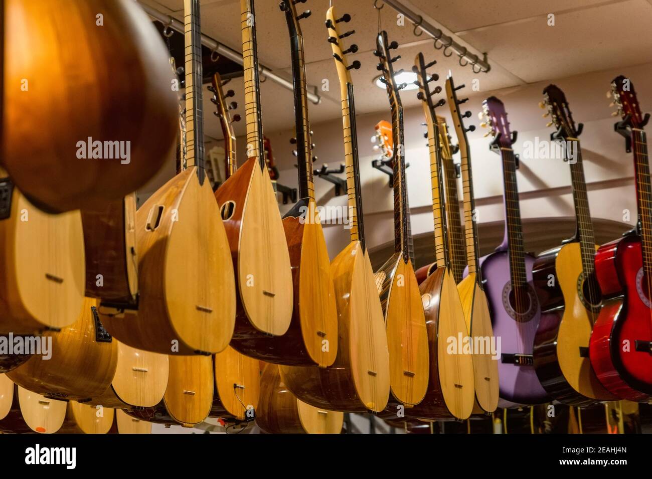 Rangées d'instruments à cordes ethniques turcs saz et baglama at un magasin en vente Banque D'Images