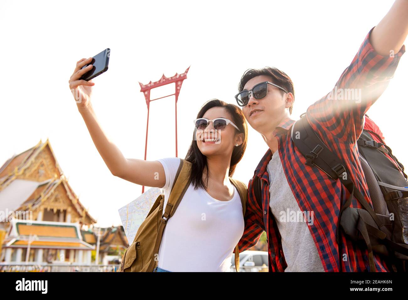 Couple asiatique touristes prenant le selfie tout en voyageant à Bangkok Thaïlande Avec balançoire géante et temple bouddhiste en arrière-plan Banque D'Images