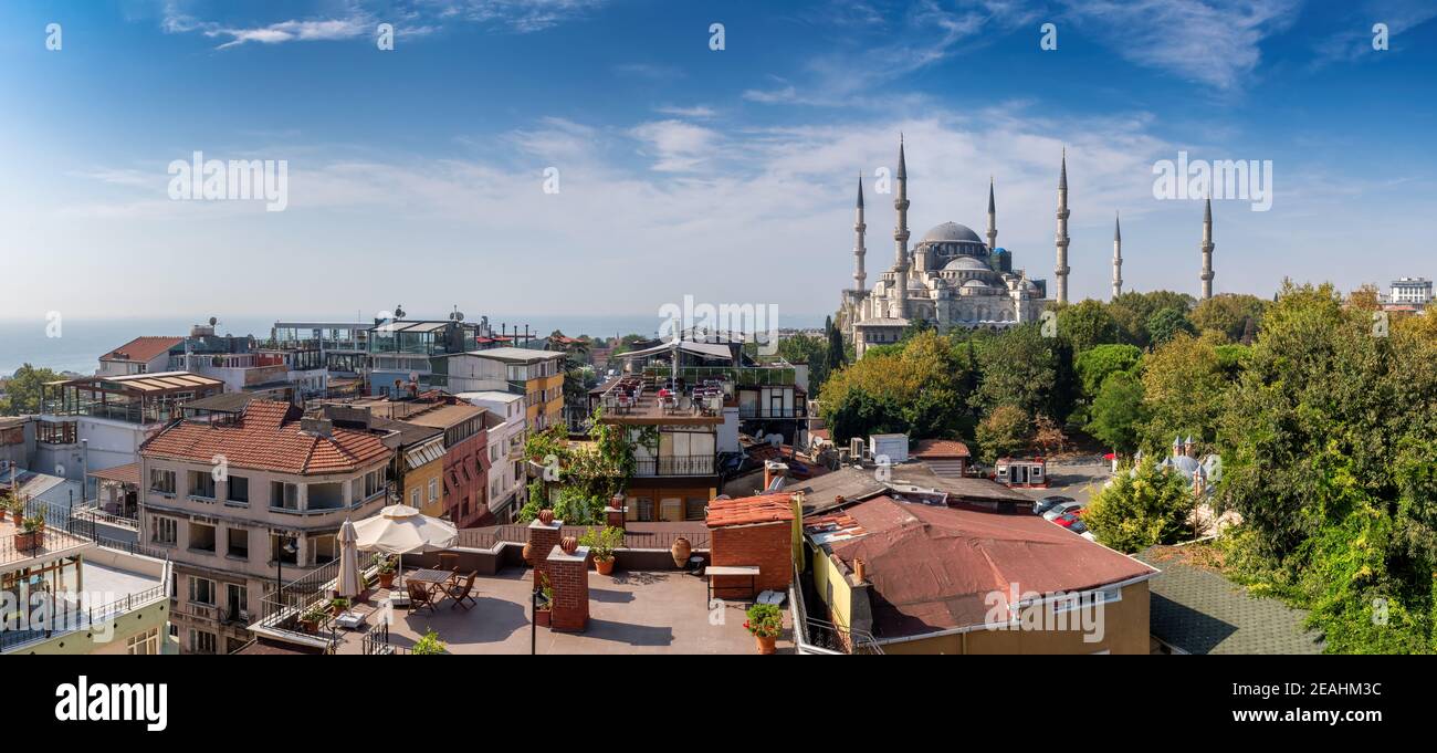 Horizon d'Istanbul avec la Mosquée bleue dans le soleil d'automne - Istanbul, Turquie Banque D'Images