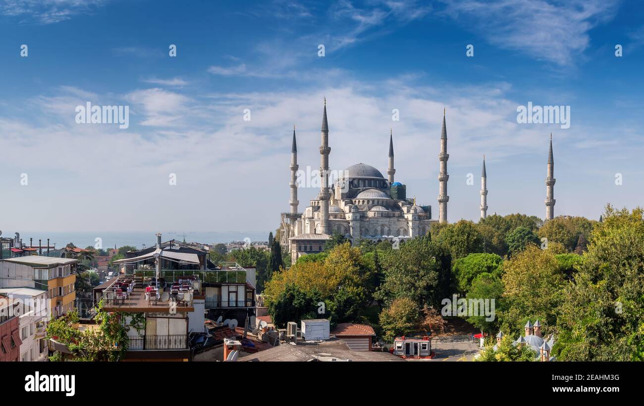 La Mosquée bleue en automne ensoleillé - Istanbul, Turquie Banque D'Images