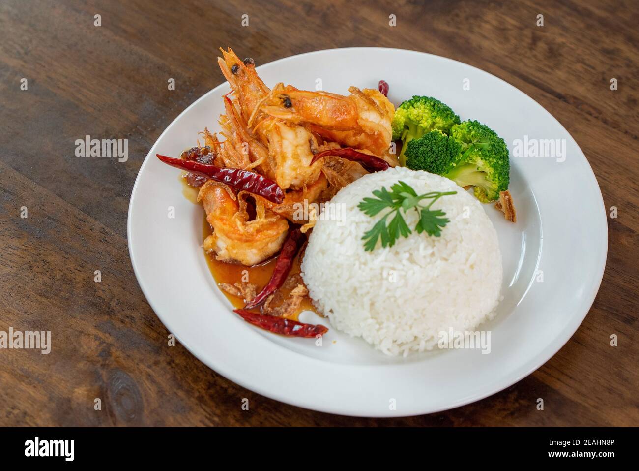 Faites cuire le riz à la vapeur avec des crevettes frites dans la source de tamarin 1 De délicieux plats thaïlandais Banque D'Images