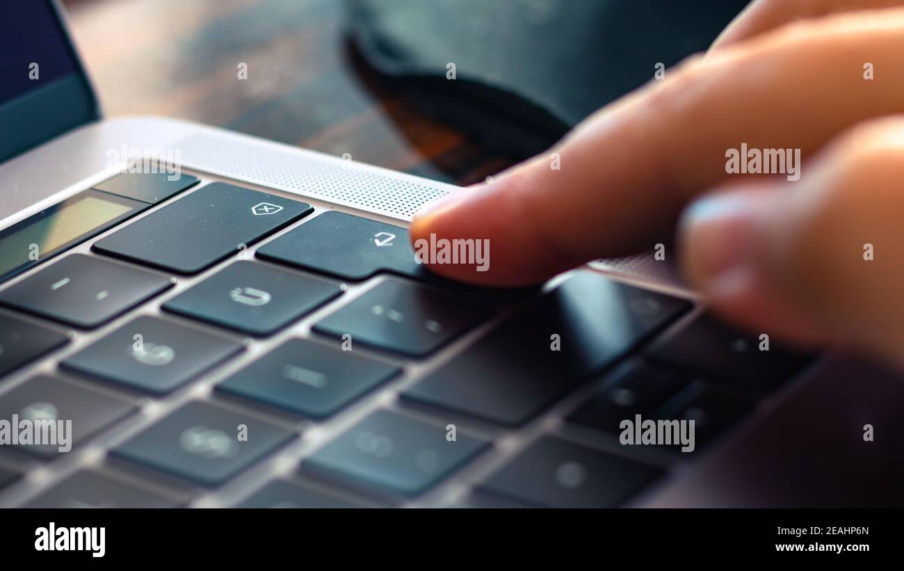 Istanbul Turquie - 1.28.2021 : appuyez sur le bouton entrée du clavier du MacBook. Main d'homme. Accès à un site Web. Informations de sécurité Internet. Achat en ligne Banque D'Images