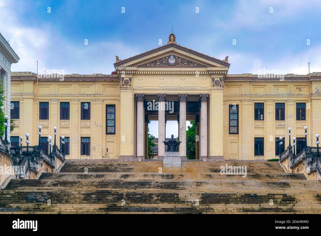 Le bâtiment de l'Université de la Havane escalier entrée, à la Havane, Cuba Banque D'Images