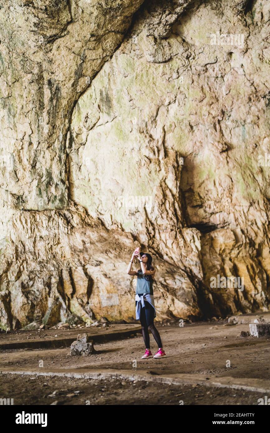 Célèbre place, Europe de l'est voyageur fille exploration d'une grotte devetashka Près de Lovech Banque D'Images