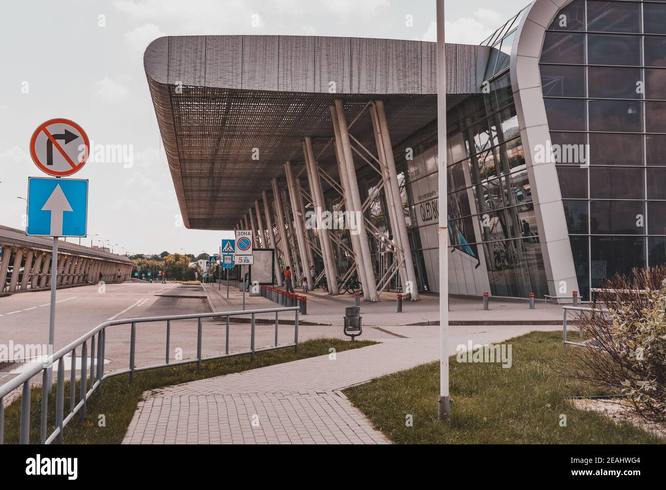 Lviv, Ukraine 29 juin 2020 : entrée au terminal de l'aéroport de Lviv, aéroport international de Lviv, opération de l'aéroport pendant une pandémie.2020 Banque D'Images