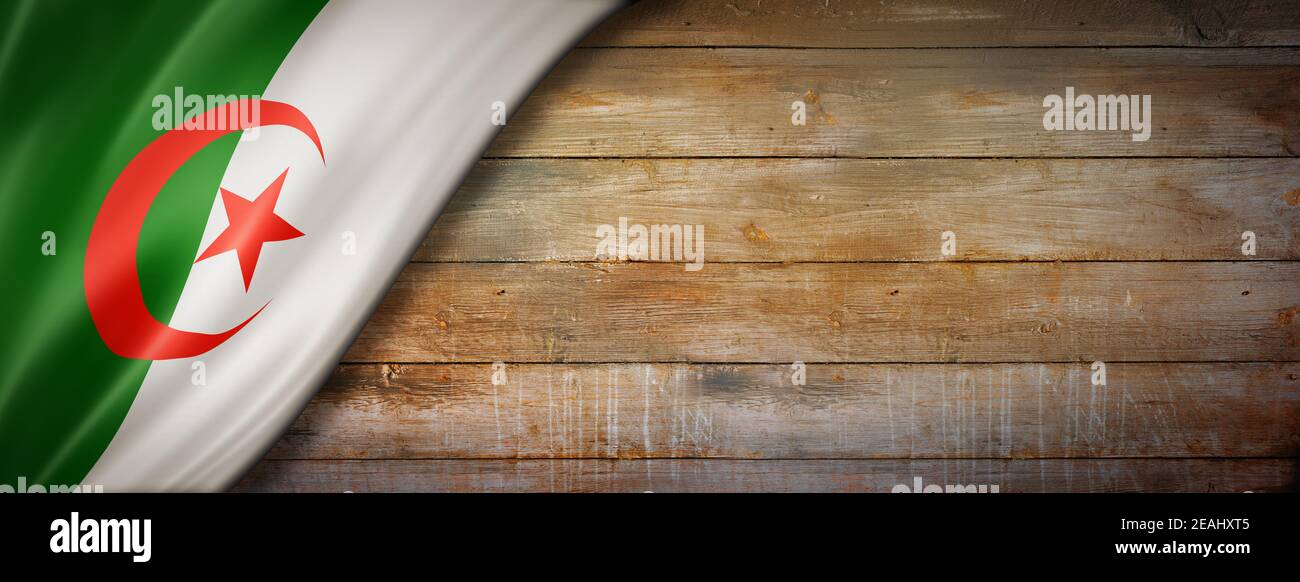 Drapeau algérien sur une bannière murale en bois d'époque Banque D'Images