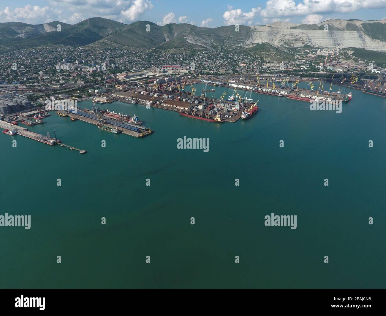 Port industriel, vue du dessus. Grues portuaires et des navires et péniches. Banque D'Images