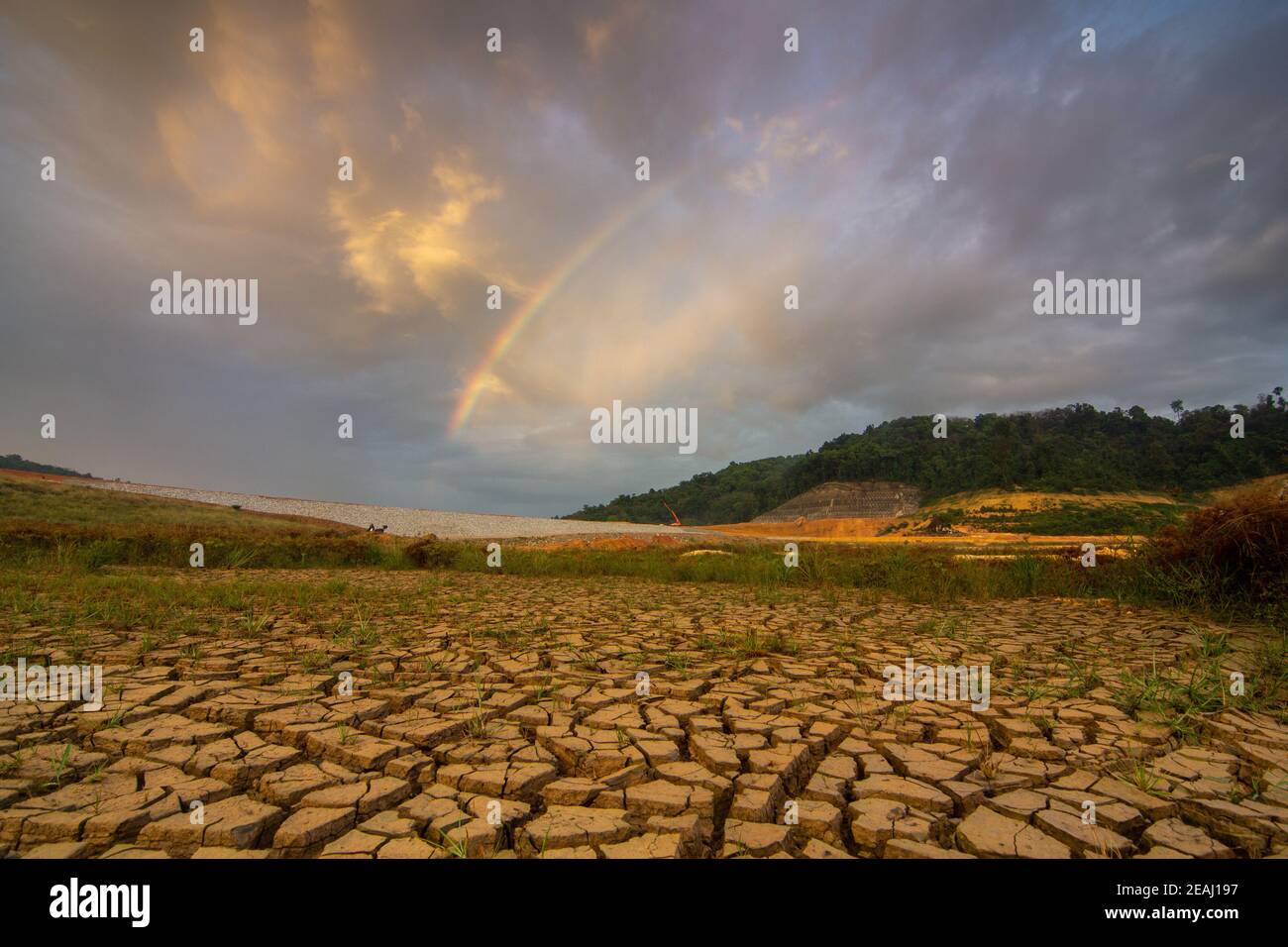 Craquer des terres sèches dans le barrage de Mengkuang, Penang, Malaisie pendant la période de sécheresse Banque D'Images
