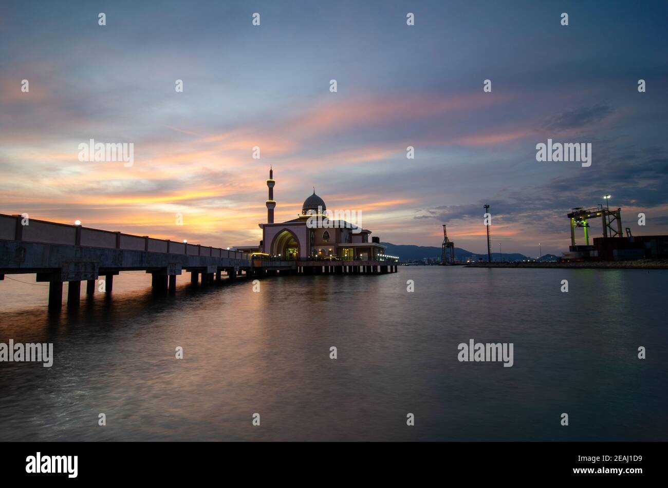 Butterworth, mosquée flottante de Malaisie avec nuage de coucher de soleil spectaculaire Banque D'Images