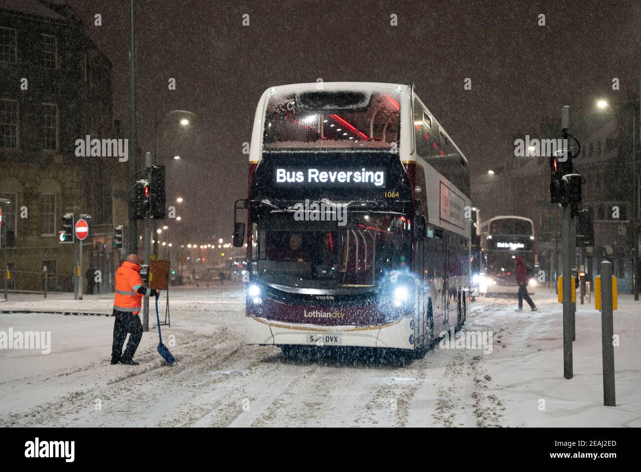 Édimbourg, Écosse, Royaume-Uni. 10 févr. 2021. Le gros gel se poursuit au Royaume-Uni avec de la neige abondante de nuit et du matin, ce qui immobilise la circulation sur de nombreuses routes du centre-ville. Pic ; les bus Lothian sont bloqués sur Leith Walk à 6h du matin. Iain Masterton/Alamy Live News Banque D'Images