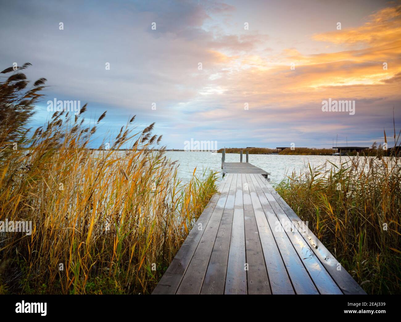 Jetée sur le lac neusiedlersee dans le Burgenland dans des conditions de tempête Banque D'Images