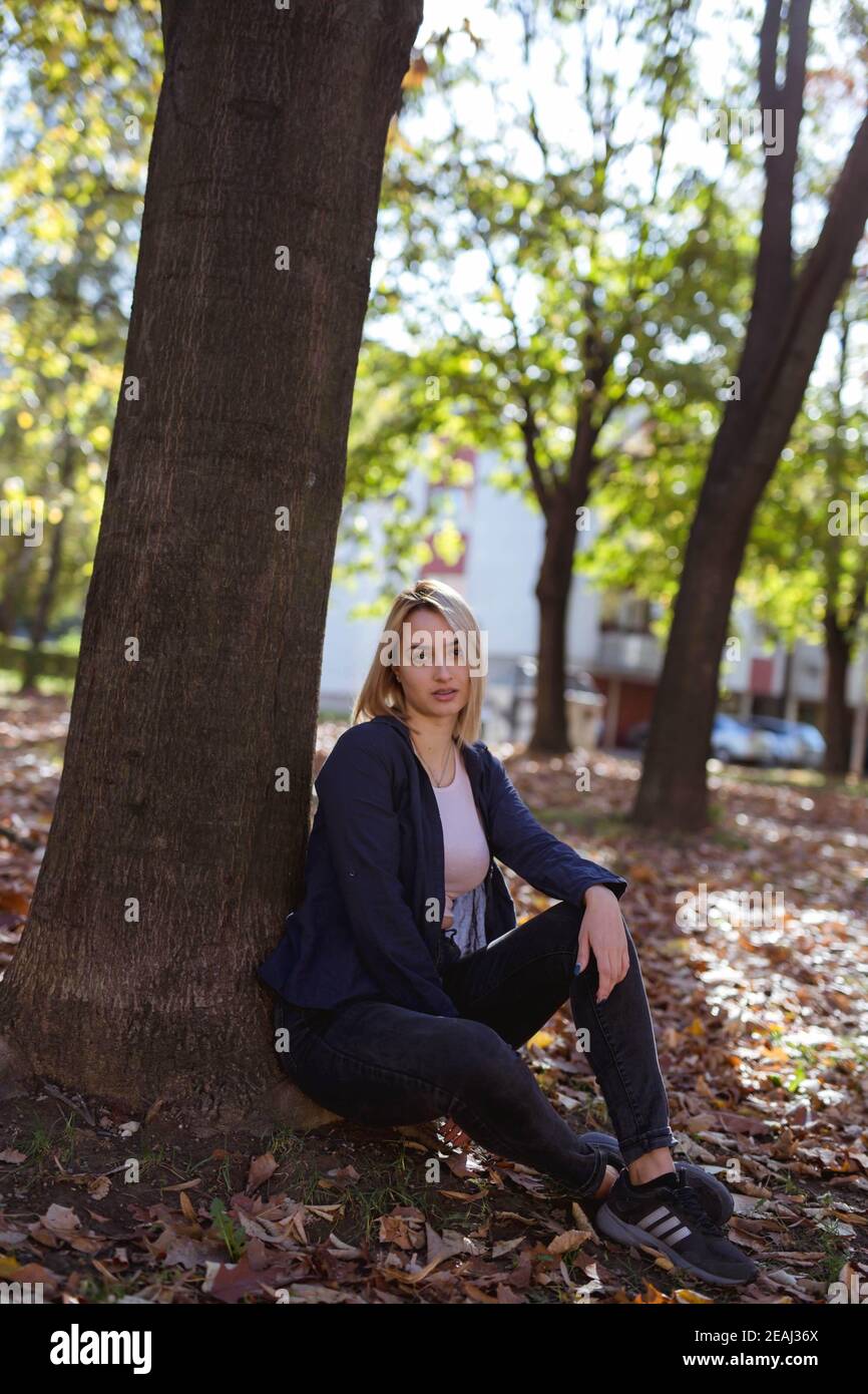 BANJA LUKA, BOSNIE-HERZÉGOVINE - 18 octobre 2017 : Portrait d'une fille  blonde dans un parc portant des baskets Adidas Photo Stock - Alamy