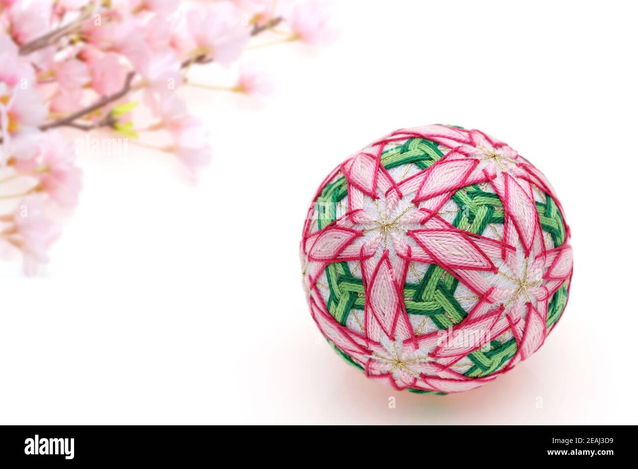 Ballon temari traditionnel japonais avec fleurs de cerisier sur fond blanc Banque D'Images