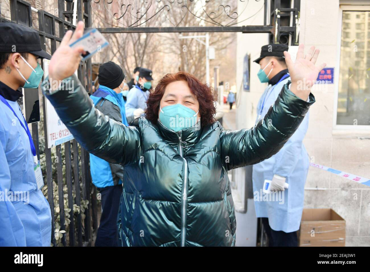 Pékin, Chine. 10 février 2021. Un résident sort de la communauté de Ronghui dans le district de Daxing, à Beijing, capitale de la Chine, le 10 février 2021. Selon une conférence de presse tenue mardi, Beijing a éliminé toutes les zones présentant des risques d'infection à COVID-19 moyens et élevés. La communauté résidentielle de Ronghui a été rétrogradée à une zone à faible risque mardi. Actuellement, toutes les régions de Beijing sont des zones à faible risque d'infection par le COVID-19. Crédit : Sun Ruibo/Xinhua/Alay Live News Banque D'Images